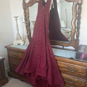 Jovani Size 6 maroon sparkle with train/bustle size 6 worn once